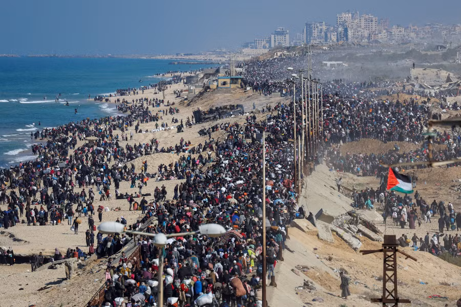 Những người dân Palestine bị buộc phải di dời về phía nam theo lệnh của Israel trong thời chiến, đang trên đường trở về nhà của họ ở phía bắc Gaza, trong bối cảnh lệnh ngừng bắn giữa Israel và Hamas tại Dải Gaza hồi cuối tháng 1