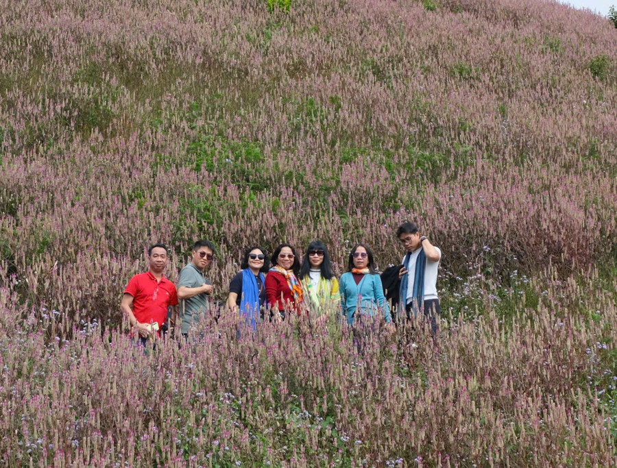 Đến Mù Căng Chải 'lệch múi giờ', du khách còn có một đặc quyền, đó là làm chủ cả một khung cảnh thiên nhiên lãng mạnh và khoáng đạt. Điều mà vào cao điểm lúa chín không thể có được khi dòng người ùn ùn đổ về đây để chụp ruộng bậc thang nổi tiếng. Ảnh: Hà Mai