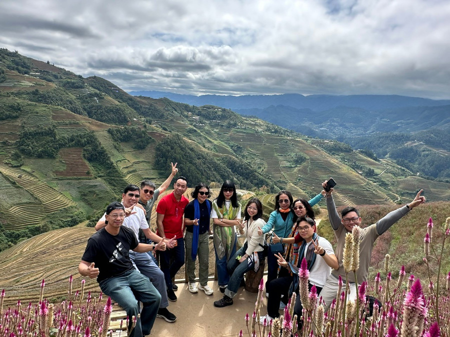 Mùa gặp đi qua, mùa hoa lại tới, đến Mù Cang Chải những ngày sau mưa lũ mới thấy sức sống mãnh liệt của vùng cao Tây Bắc. Cây cối đâm chồi nảy lộc, hoa cỏ xen lẫn sắc xanh của lá rừng và mây trời... Lòng bỗng rộn ràng câu thơ của tiền nhân: 'Trời xanh đây là của chúng ta, núi rừng đây là của chúng ta...'.