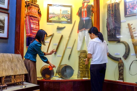 Cán bộ Bảo tàng tỉnh Gia Lai luân chuyển, sắp xếp hiện vật chuẩn bị phục vụ Năm Du lịch quốc gia. Ảnh: Ngọc Nhuận