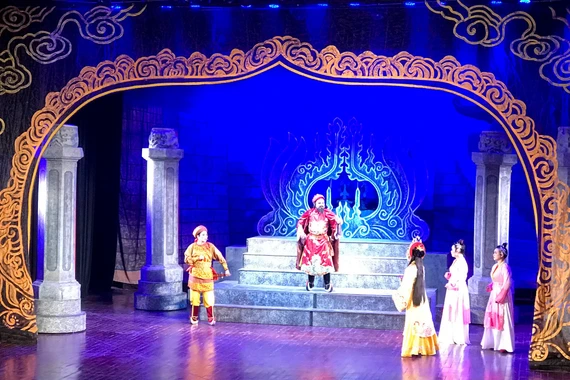 Vở tuồng Nhìn lại một vương triều do Đoàn tuồng Đào Tấn biểu diễn dự thi tại Liên hoan đạt Huy chương bạc. Ảnh: ĐVCC