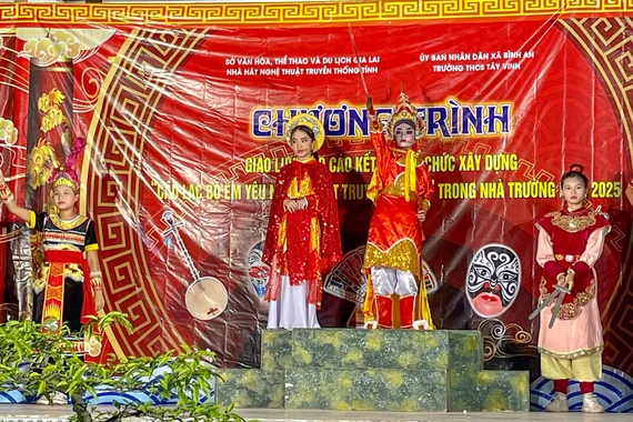 Học sinh Trường THCS Tây Vinh biểu diễn trích đoạn hát bội Quang Trung lên ngôi. Ảnh: ĐVCC