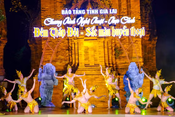 Tiết mục múa Chăm cung đình tái hiện không gian văn hóa Champa. Ảnh: Ngọc Nhuận