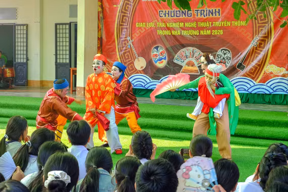 Trích đoạn hát bội Ông già cõng vợ đi xem hội do các nghệ sĩ Đoàn tuồng Đào Tấn biểu diễn thu hút sự theo dõi của học sinh. Ảnh: Ngọc Nhuận