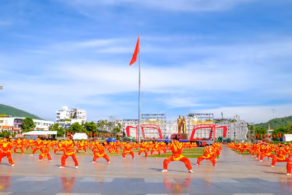 Đoàn võ sinh của tỉnh Gia Lai tham gia đồng diễn với lực lượng đông đảo. Ảnh: Đoan Ngọc