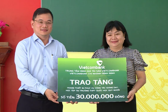 Vietcombank Chi nhánh Bình Định trao tặng trang thiết bị phục vụ giảng dạy, học tập