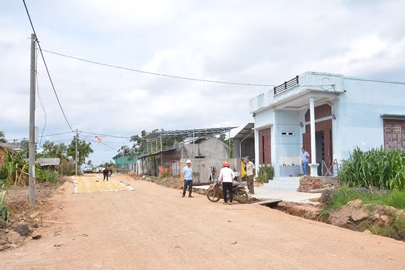Với phương châm "Nhà nước và nhân dân cùng làm", những con đường tại xã Chư A Thai đang được mở rộng, khơi thông dòng chảy giao thương cho vùng quê.
