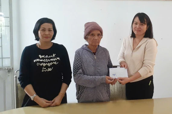 Cụ bà 79 tuổi ủng hộ 10 triệu đồng hỗ trợ đồng bào vùng bão lũ