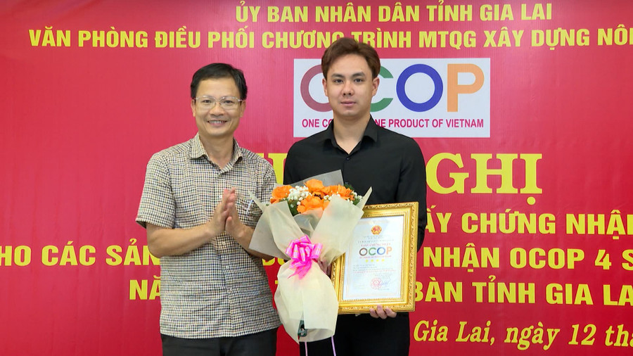 Anh Trần Quang Đạo – Chủ cơ sở Yến sào Nhật Minh Anh nhận Giấy chứng nhận OCOP 4 sao cấp tỉnh. Ảnh: R’Piên dao-4.jpg