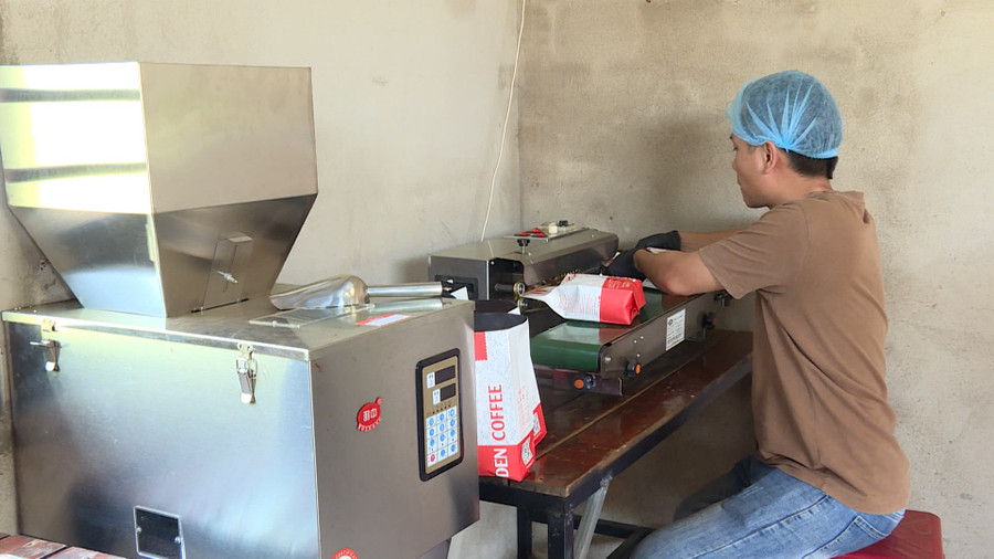 Sau 3 năm khởi nghiệp anh Nguyễn Nhất Tín đã xây dựng được thương hiệu cà phê Den Coffee. Ảnh: Minh Trung den-coffe-6.jpg