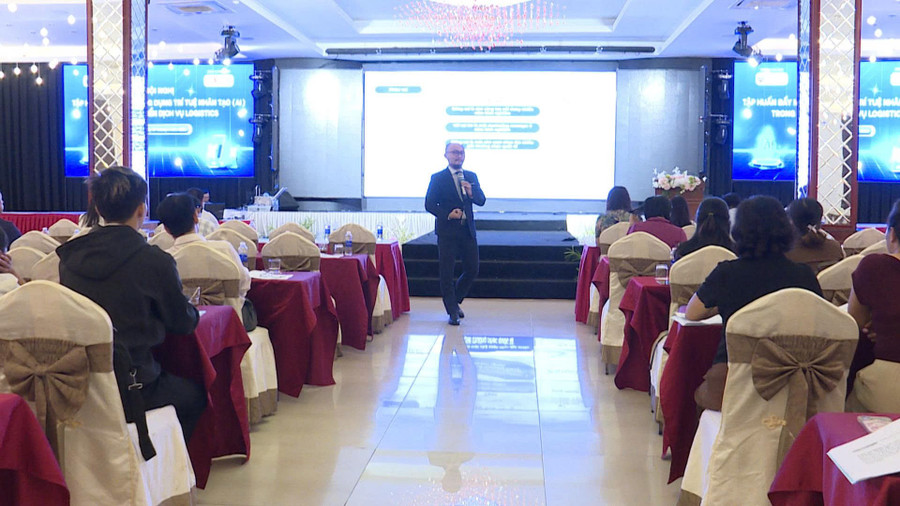 Quang cảnh Hội nghị Tập huấn đẩy mạnh ứng dụng trí tuệ nhân tạo trong phát triển dịch vụ Logistics. Ảnh: Duy Linh z6720076614772-30ffe2ff8256d8a7f090e724d8f5c07d.jpg