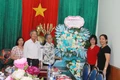 Đồng chí Nguyễn Thị Thanh Lịch–Tỉnh ủy viên, Phó Chủ tịch UBND tỉnh Gia Lai tặng hoa chúc mừng Ban Đại diện Hội Người cao tuổi tỉnh Gia Lai.