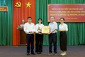 Phó Chủ tịch UBND tỉnh Nguyễn Thị Thanh Lịch (thứ 2 từ trái qua) trao quà cho các cơ quan, đơn vị của phường An Khê. Ảnh: Minh Trung