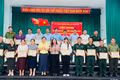Chủ tịch UBND xã Đak Pơ tặng giấy khen cho 6 tập thể và 21 cá nhân có thành tích xuất sắc trong thực hiện nhiệm vụ diễn tập