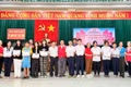 Hội Chữ thập đỏ phường Pleiku trao quà cho học sinh đạt thành tích xuất sắc