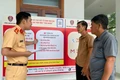Cán bộ Phòng Cảnh sát giao thông Công an tỉnh Gia Lai hướng dẫn người dân một số nội dung liên quan đến thủ tục nộp phạt nguội.