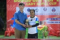 Cô gái Bahnar đam mê bóng đá phủi