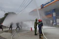 Thực tập phương án chữa cháy và cứu nạn cứu hộ tại Petrolimex-cửa hàng 28. Ảnh: Hà Bắc