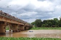 Tìm kiếm thiếu niên nhảy cầu Yang Trung. Ảnh: Bắc Hà