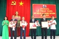 An Khê trao tặng Huy hiệu Đảng cho 25 đảng viên. Ảnh: Ngọc Minh