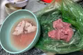 Khách mua thịt bò bị chủ sạp lừa bán thịt heo gây xôn xao dư luận ở Gia Lai. 