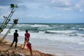 Triều cường nhấn chìm nhiều sõng, thuyền thúng và ngư lưới cụ của ngư dân xuống biển