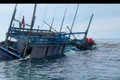  Cứu 5 thuyền viên gặp nạn ở vùng biển xã Ô Loan 