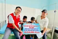 Trao tiền hỗ trợ 2 bệnh nhi bị tai nạn giao thông tại xã Phú Thiện