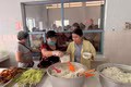 Hàng trăm phần quà, suất cơm miễn phí đến với bệnh nhân nghèo Gia Lai