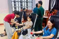 Đông đảo cán bộ, công chức, viên chức và người dân tham gia hiến máu tình nguyện.