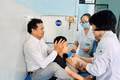 Các chuyên gia Bệnh viện Châm cứu Trung ương khám chữa bệnh cho người dân Gia Lai
