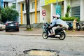 Pleiku: Một ngày 5 vụ té ngã xe máy do “ổ voi” trên đường