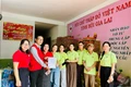 Gia Lai: Nhóm thiện nguyện A Di Đà Phật trao hàng hỗ trợ bà con vùng lũ