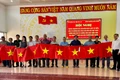 Ngư dân phường Hoài Nhơn nhận cờ Tổ quốc do Sở Ngoại vụ trao tặng. Ảnh Bảo Long