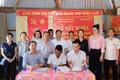 Đại diện Bệnh viện Tâm thần kinh Pleiku, Công ty Cổ phần Becamex Bình Định ký kết biên bản kết nghĩa với làng Prép (xã Ia Phí).