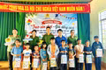 Ban tổ chức trao quà cho học sinh có hoàn cảnh khó khăn đạt thành tích tốt trong học tập tại làng Amơng (xã Ia Ly, tỉnh Gia Lai). 