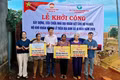 Đại diện các đơn vị trao kinh phí hỗ trợ xây dựng nhà Đại đoàn kết cho các hộ nghèo, cận nghèo tại xã Ia Nan.