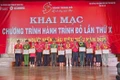 Ông Dương Đình Diện-Phó Trưởng Ban thường trực Ban Chỉ đạo vận động hiến máu tình nguyện tỉnh và ông Cao Xuân Nam-Phó Chủ tịch Hội Chữ thập đỏ tỉnh tặng bằng khen của ban Chấp hành Trung ương Hội cho các tập thể, cá nhân có thành tích xuất sắc trong công tác hiến máu tình nguyện trên địa bàn tỉnh Gia Lai. Ảnh: Hồng Thương