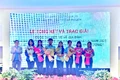 Ban Tổ chức trao giải nhất cho nhóm tác giả là các em học sinh Trường THPT chuyên Hùng Vương với tác phẩm “Bếp lửa hồng bừng sáng buôn làng”. Ảnh: Hồng Thương