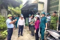 Lãnh đạo Đảng ủy, UBND phường Quy Nhơn chỉ đạo công tác vận động người dân di dời. Ảnh: H.T