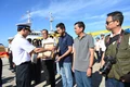 Bộ Tư lệnh Vùng 2 Hải quân tặng giấy khen cho các nhà báo, phóng viên hoàn thành chuyến thăm, chúc Tết cán bộ, chiến sĩ Nhà giàn DK1. Ảnh: N.Q 