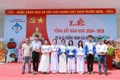 Đại diện nhóm cựu học sinh niên khóa 1997-2000 tặng học bổng cho học sinh Trường THPT Nguyễn Bỉnh Khiêm (huyện Chư Sê). Ảnh: M.N
