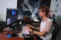 Anh Trần Thiên Ưng-Giám đốc Thiên Ưng Media ứng dụng AI để hỗ trợ trong công tác sản xuất video. Ảnh: H.H