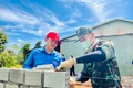 Cán bộ Đoàn, ĐVTN cùng lực lượng quân đội đóng góp ngày công để đẩy nhanh tiến độ thi công nhà ở cho người dân. Ảnh: P.L