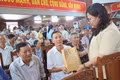 Bí thư Đảng ủy xã Tuy Phước Lê Thị Vinh Hương tặng quà cho người có công và gia đình chính sách