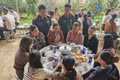 Lãnh đạo, chỉ huy các đơn vị động viên chia sẻ với công nhân thông qua "Bữa cơm Công đoàn".