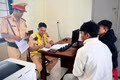Lực lượng Cảnh sát giao thông làm việc với các thanh thiếu niên có liên quan đến vụ việc điều khiển xe mô tô chạy bằng một bánh đăng tải trên mạng xã hội TikTok. 