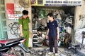 Công an xã Chư A Thai kiểm tra, yêu cầu các chủ cơ sở sửa xe máy ký cam kết không độ chế xe trái phép. Ảnh: Minh Phương