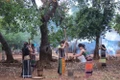 Thiếu nữ dân tộc S'tiêng sóc Bom Bo giã gạo truyền thống