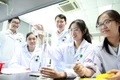 TS. Lê Quốc Việt hướng dẫn sinh viên thực hành thí nghiệm.